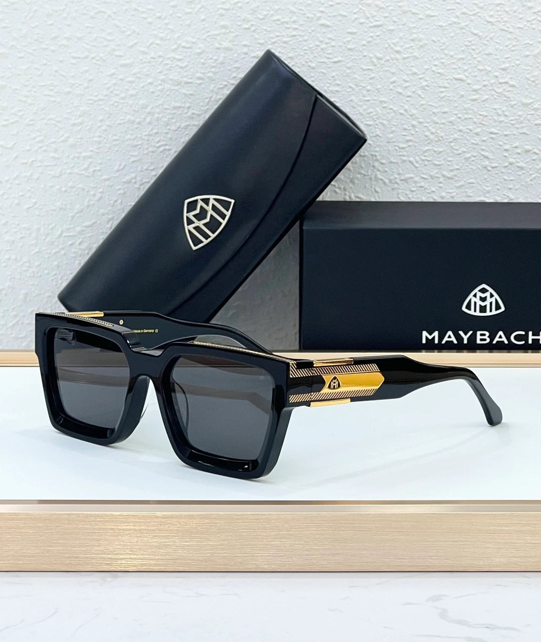 The BOSS I sunglasses Black x Gold