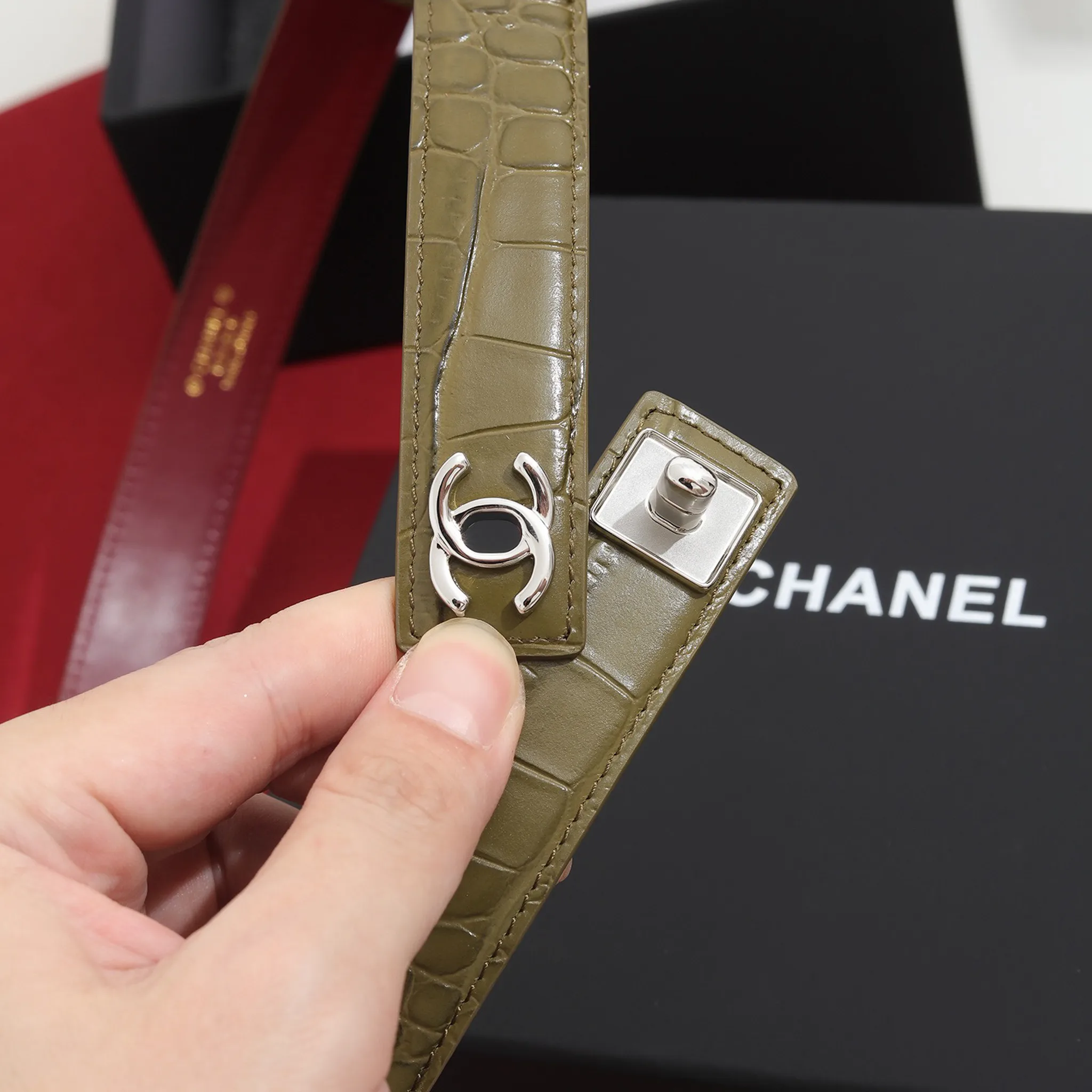 CHANEL khaki crocodile-embossed calfskin belt with silver-tone CC hardware