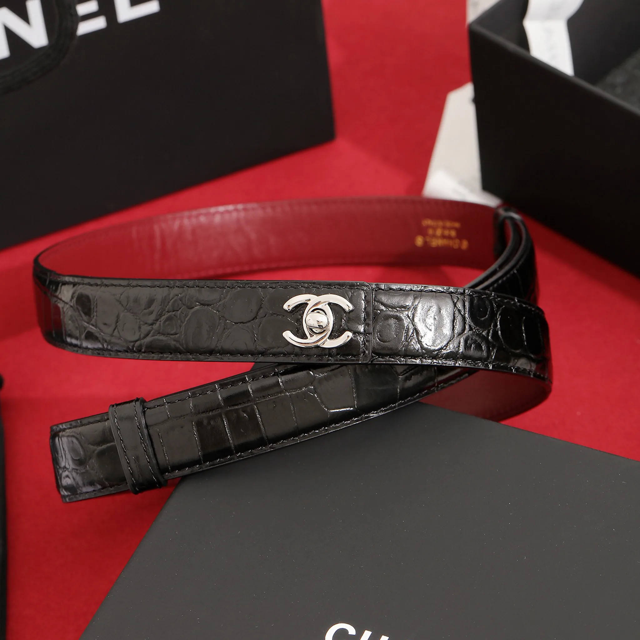 CHANEL black crocodile-embossed calfskin belt with silver-tone CC hardware