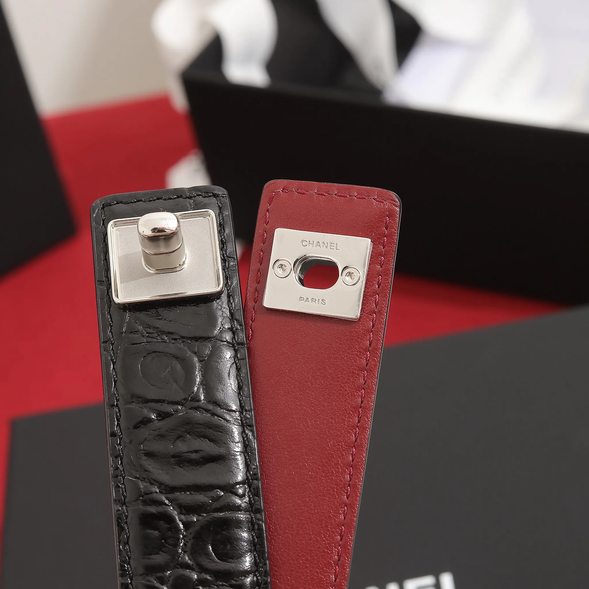CHANEL black crocodile-embossed calfskin belt with silver-tone CC hardware