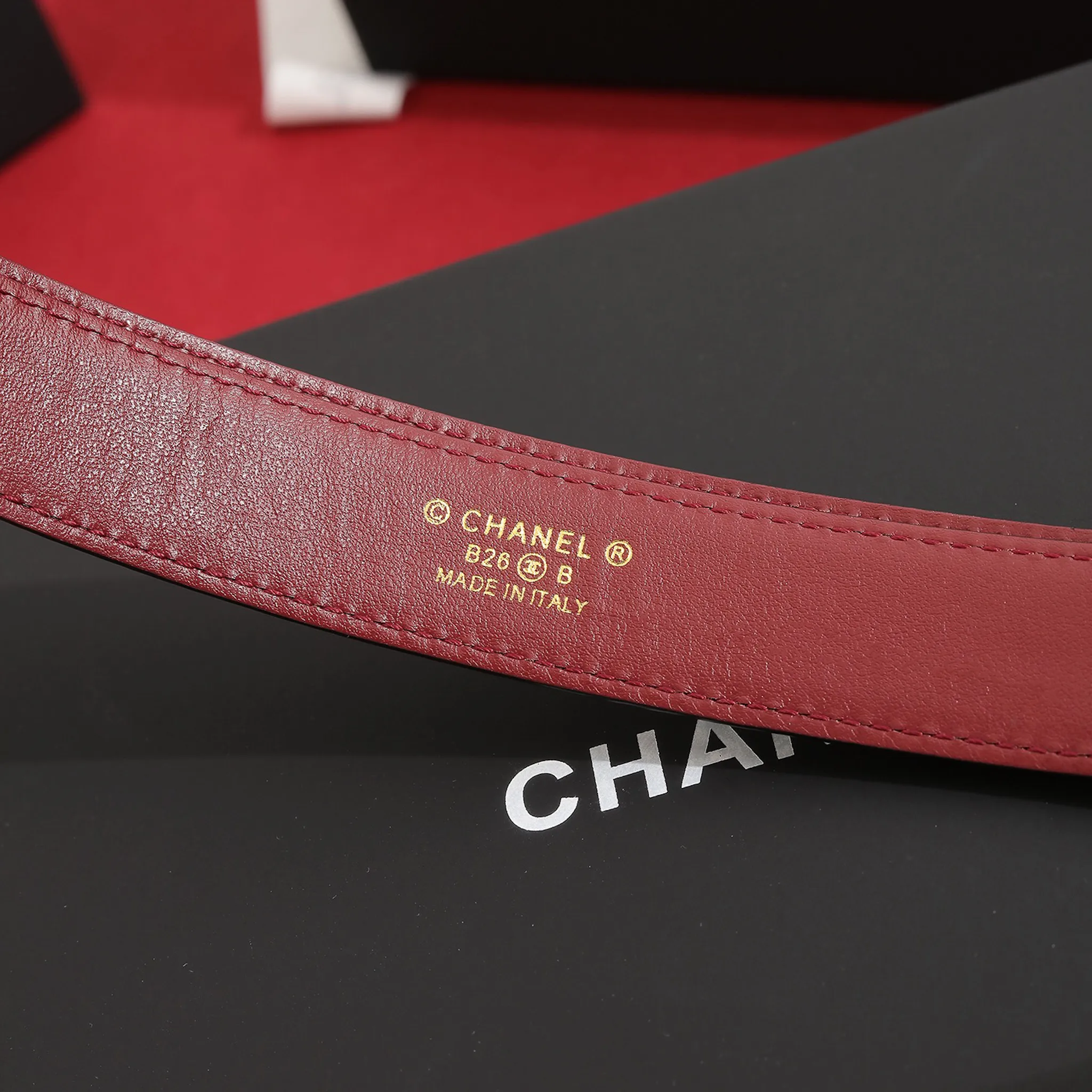 CHANEL black crocodile-embossed calfskin belt with silver-tone CC hardware