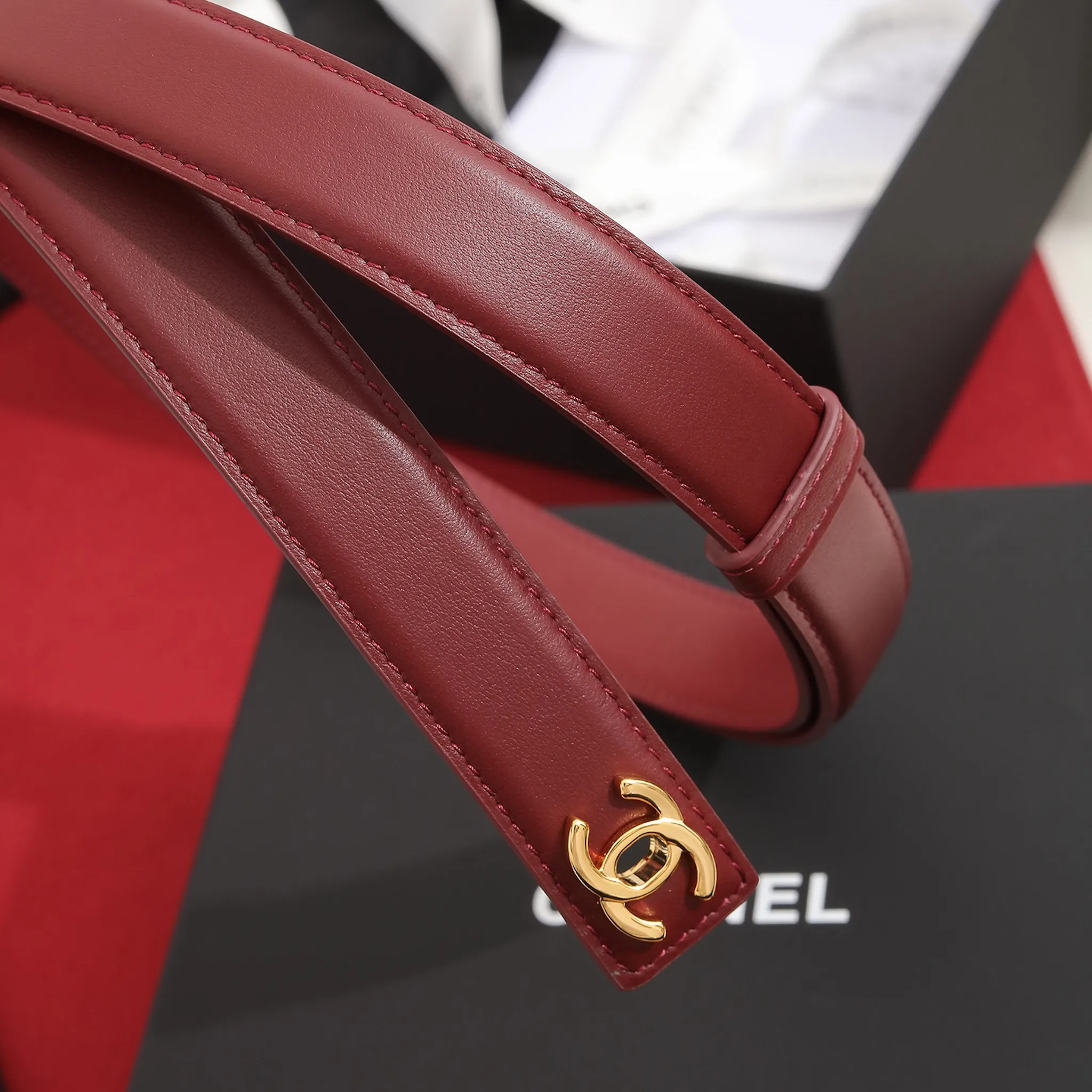 CHANEL burgundy smooth leather belt with gold-tone CC hardware
