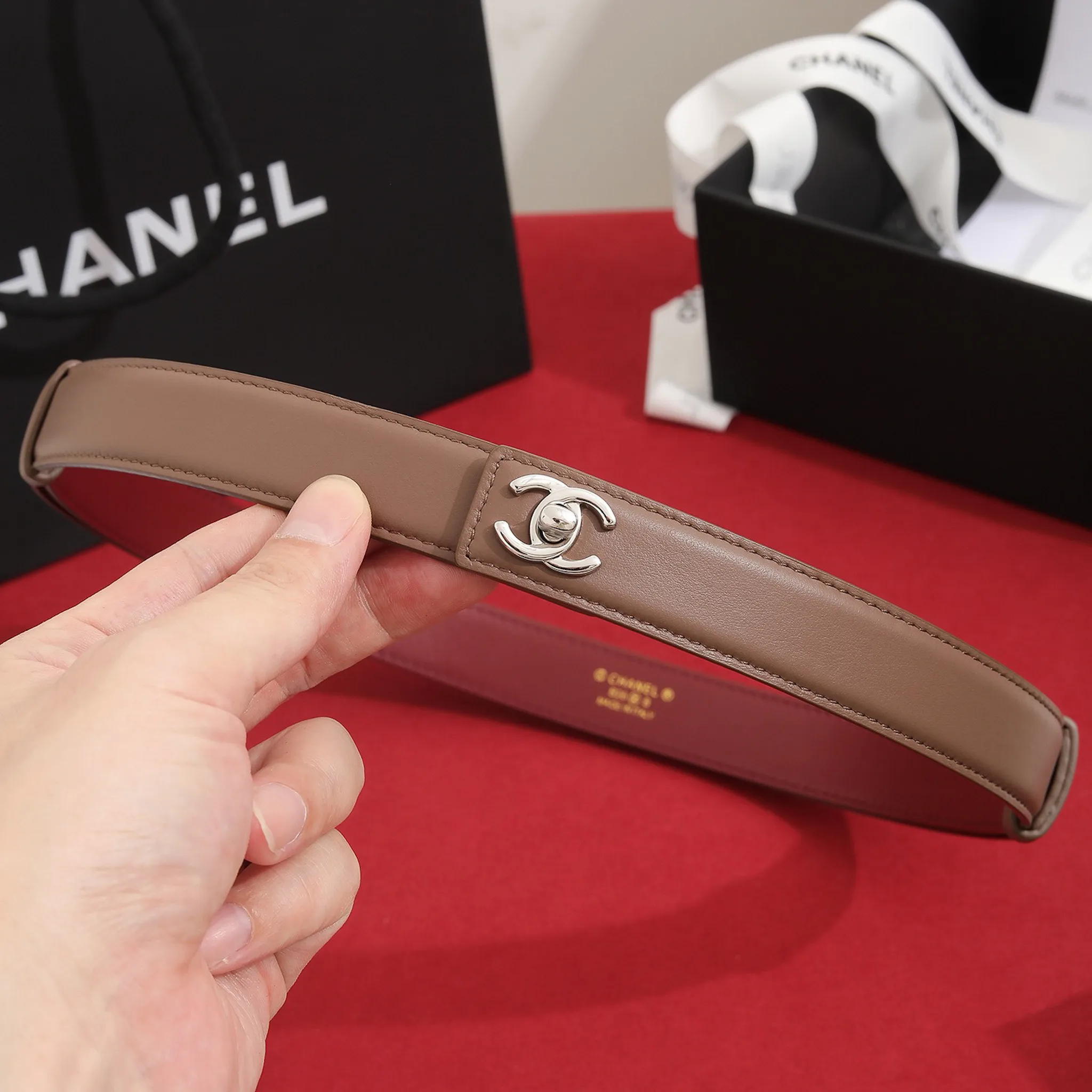 CHANEL camel smooth leather belt with silver-tone CC hardware