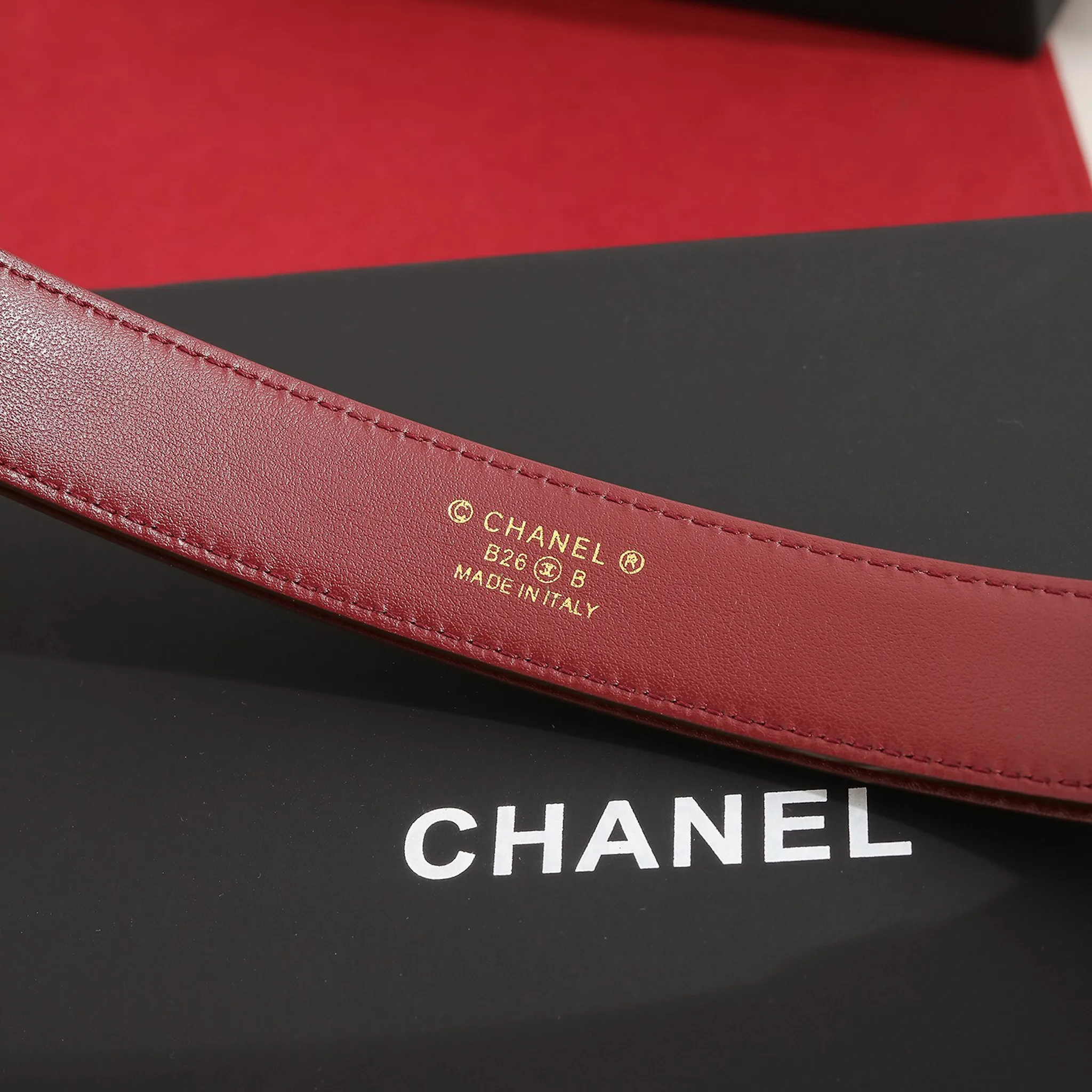 CHANEL camel smooth leather belt with silver-tone CC hardware
