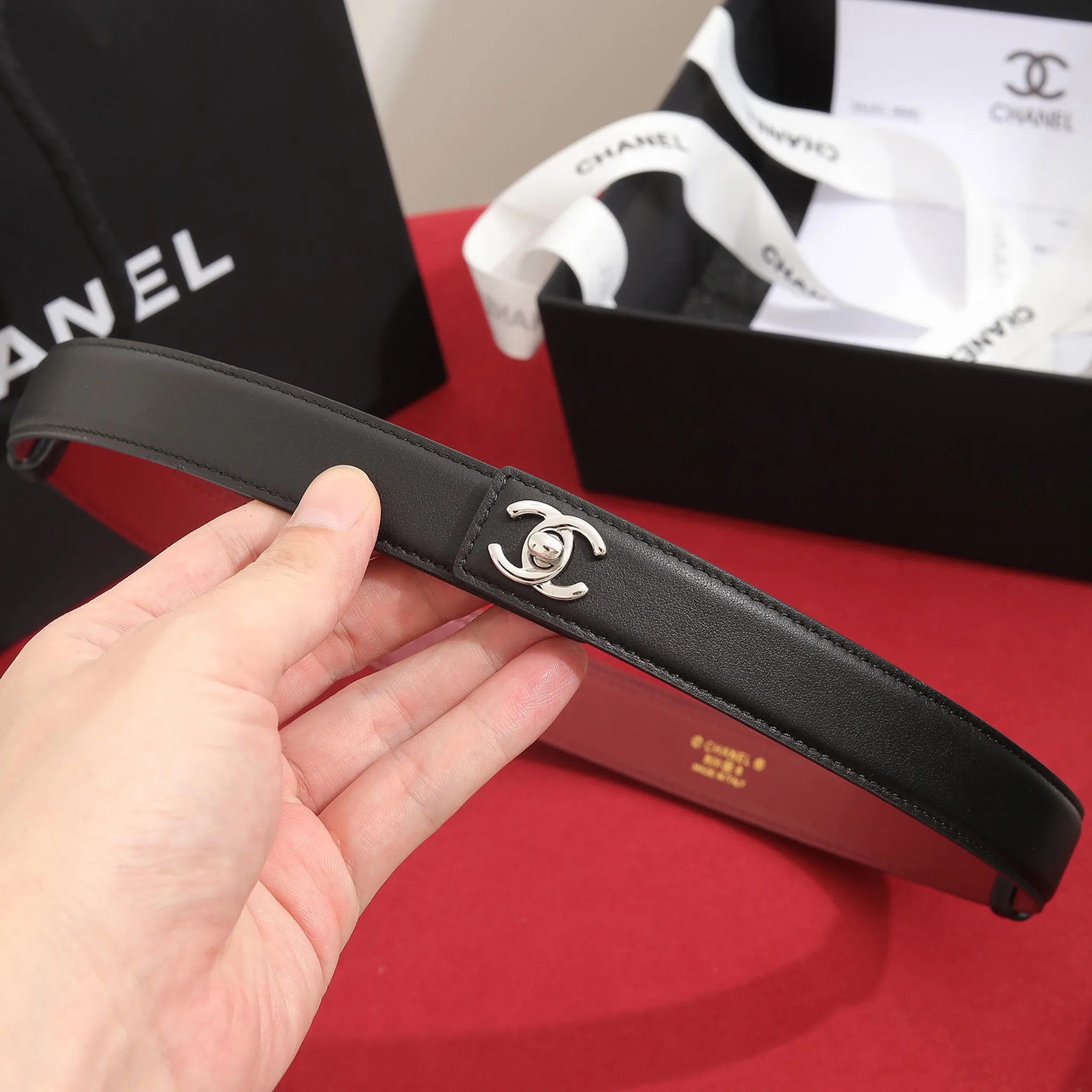 CHANEL black smooth leather belt with silver-tone CC hardware