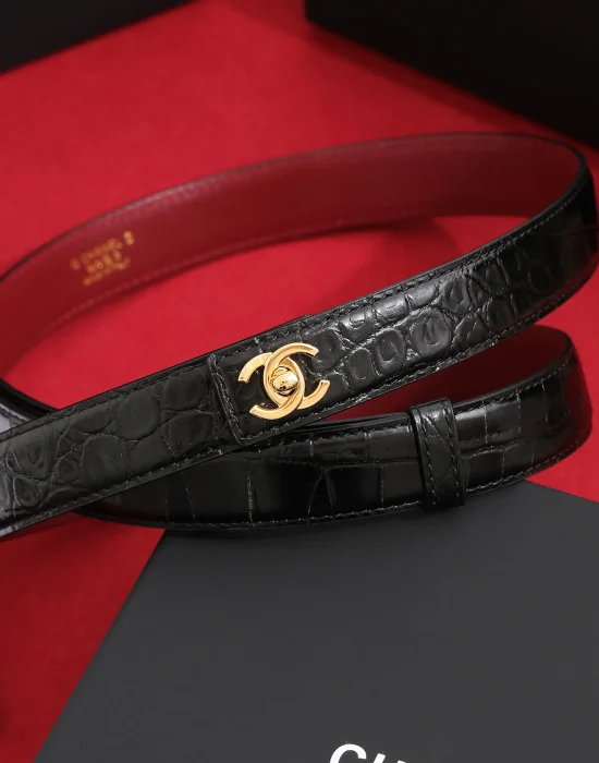 CHANEL black crocodile-embossed calfskin belt with gold-tone CC hardware