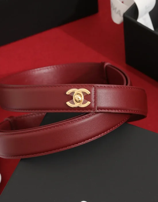 CHANEL burgundy smooth leather belt with gold-tone CC hardware