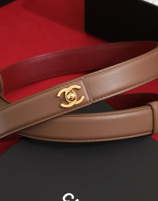 CHANEL camel smooth leather belt with gold-tone CC hardware